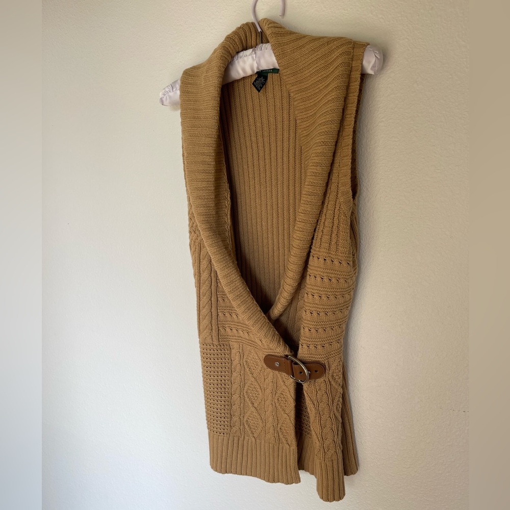 Knitted vest with beautiful detailing